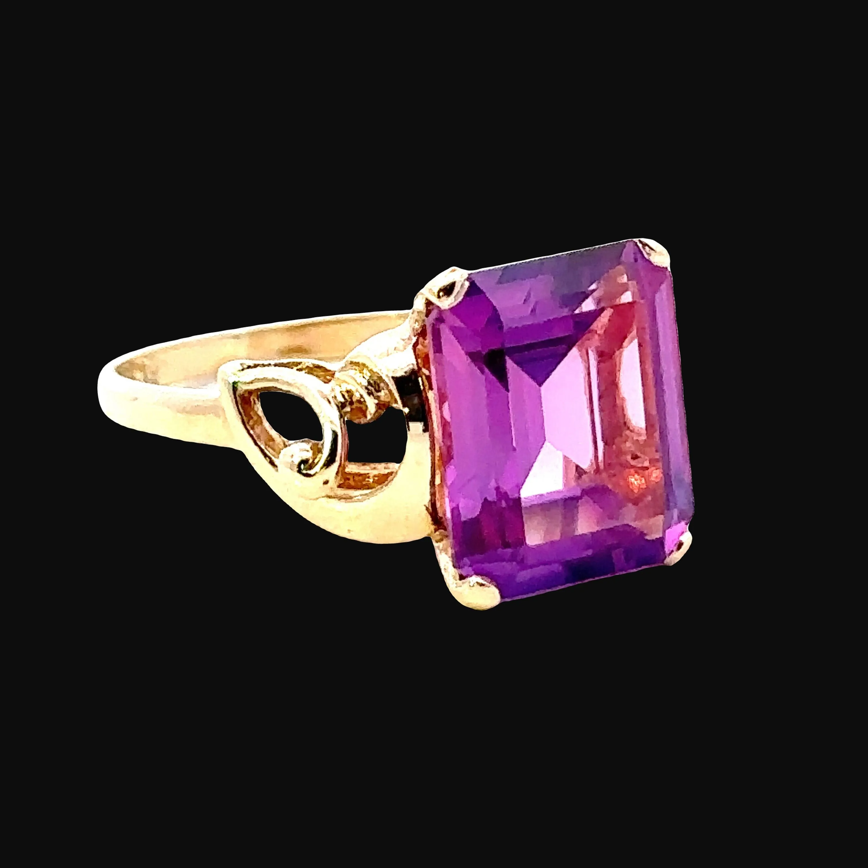 9ct Yellow Gold single stone Synthetic Sapphire Ring